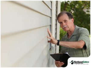 5280-1618204141-siding-installation-contractor-inspecting-the-exterior.jpg
